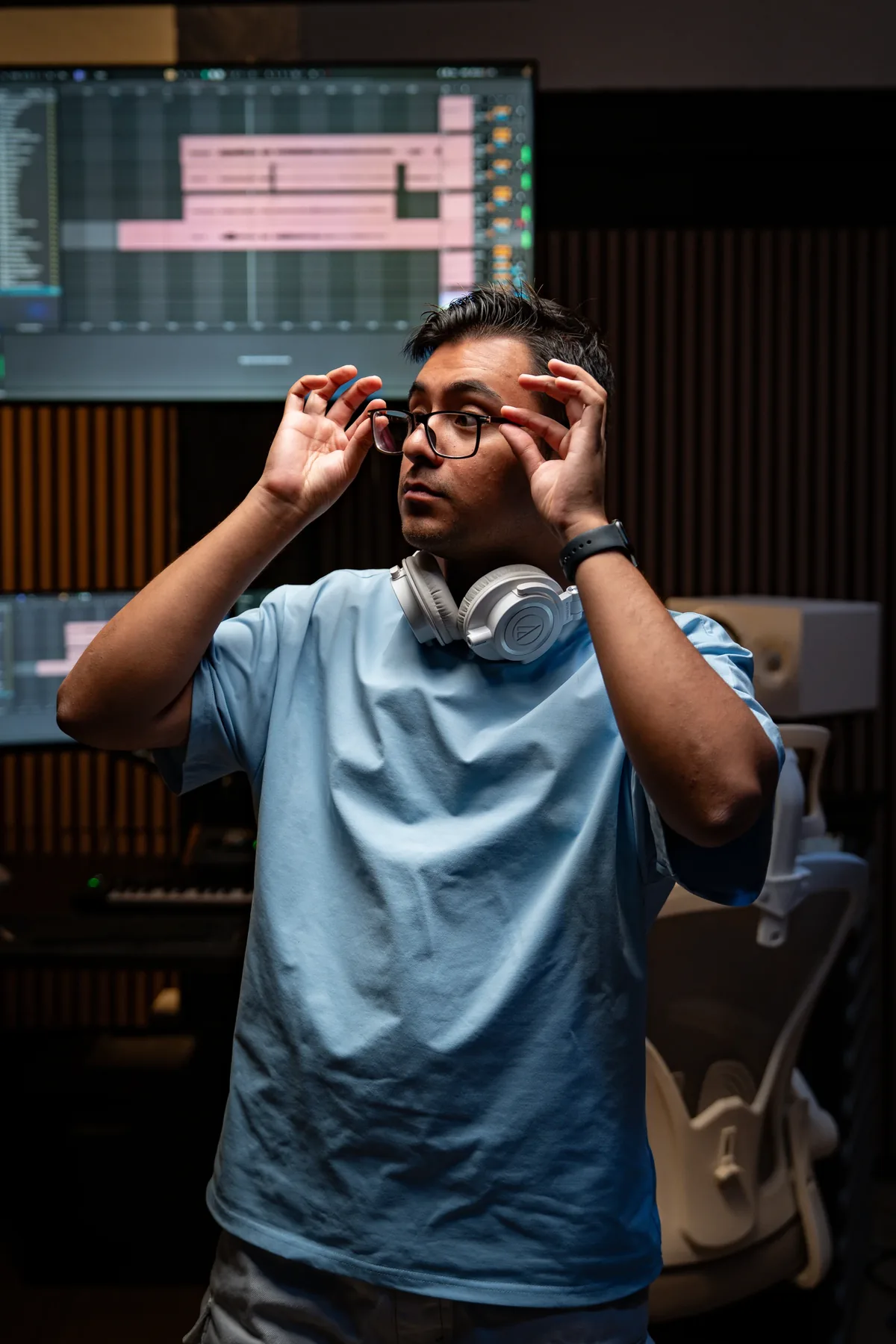 TD trabajando en el estudio de producción